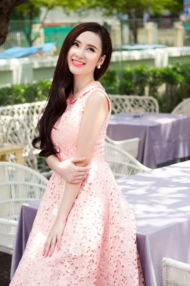 Đầm Hồng Angela Phương Trinh Ấn Tượng 