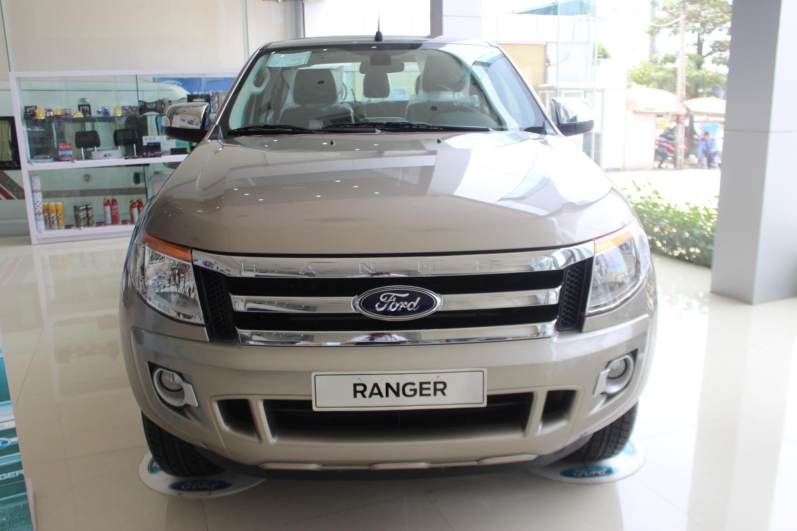 Ranger XLT 2 cầu số sàn