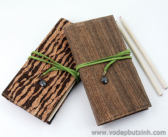 Sổ giấy nâu vân vỏ gỗ khuy buộc h5 S0426 225g.