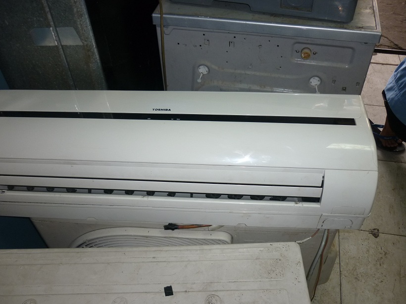 303- Máy Lạnh Toshiba 1.5Hp mới 80%