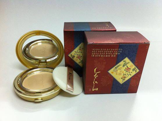 Phấn nén thảo mộc YEZIHU Two-way Twin Pact - Ginseng Pact Giá: 180k - Phấn có tác dụng che phủ vết thâm và mang lại làn da mịn màng hoàn hảo. - Phấn kèm 1 lõi sơ cua rất tiện lợi, thiết kế sang trọng,